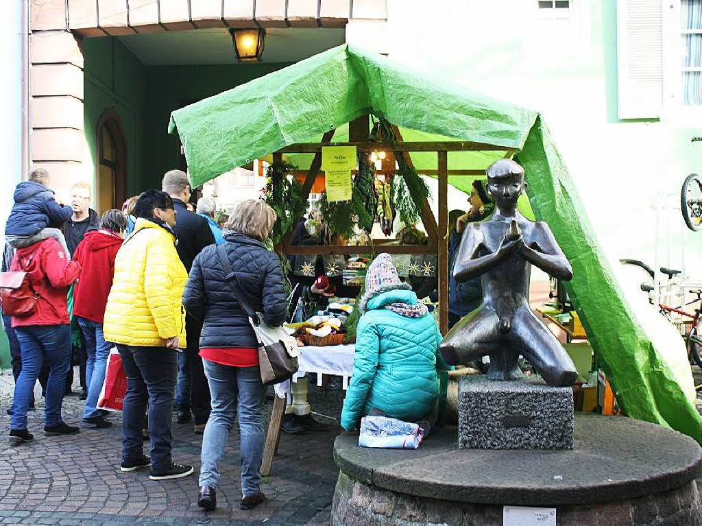 Strahlender Sonnenschein lockte zahlreiche Besucher auf den Altstaufener Weihnachtsmarkt.