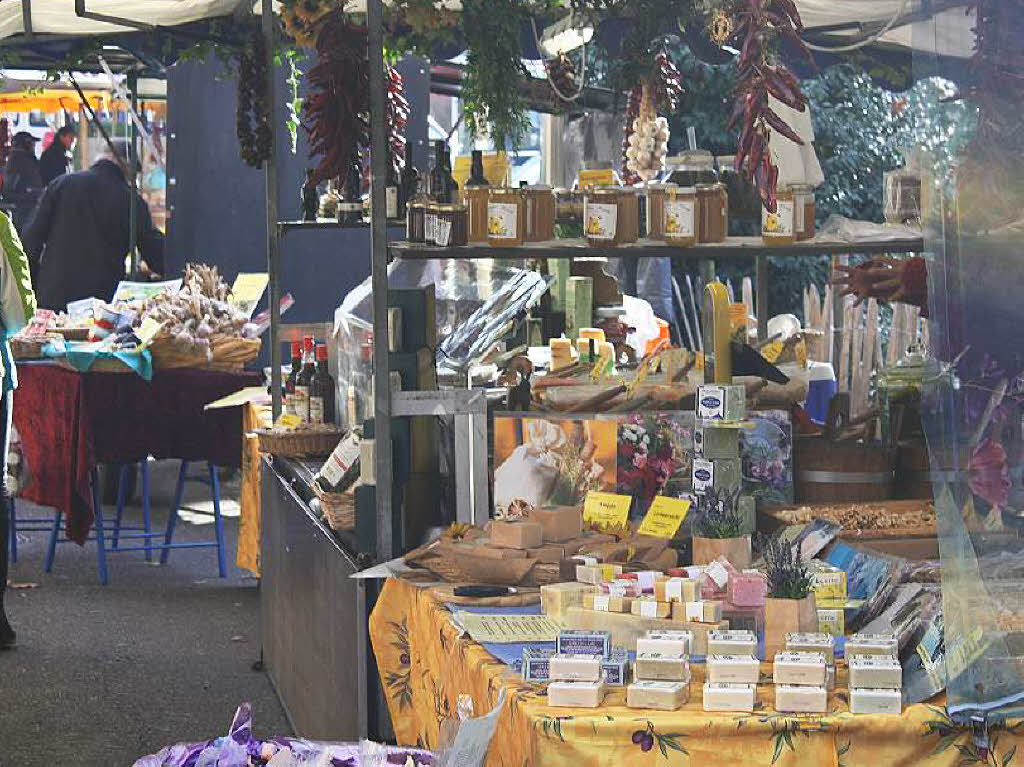 Strahlender Sonnenschein lockte zahlreiche Besucher auf den Altstaufener Weihnachtsmarkt.