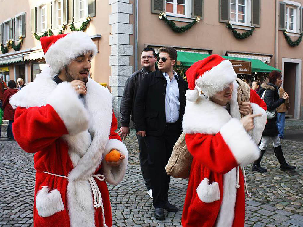 Strahlender Sonnenschein lockte zahlreiche Besucher auf den Altstaufener Weihnachtsmarkt.