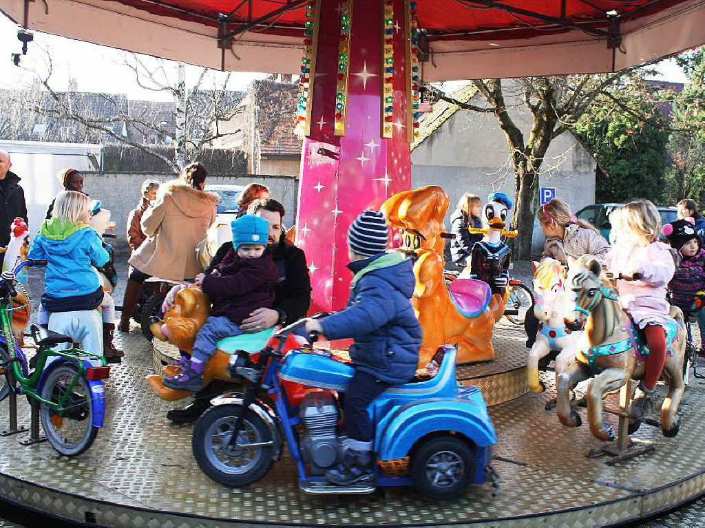 Strahlender Sonnenschein lockte zahlreiche Besucher auf den Altstaufener Weihnachtsmarkt.