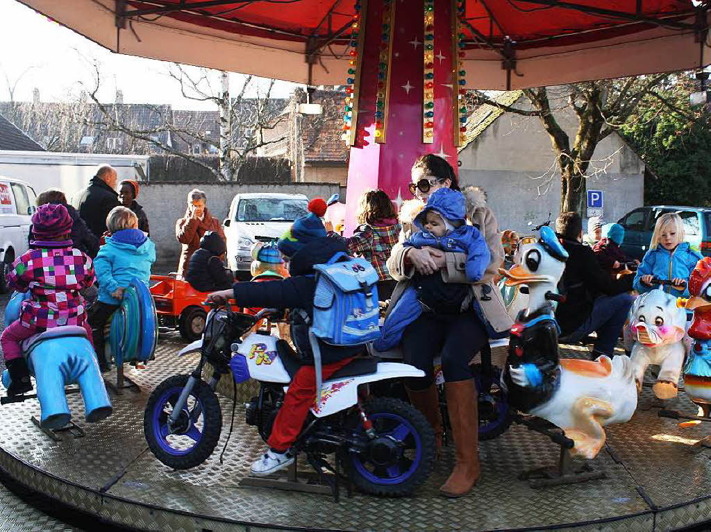 Strahlender Sonnenschein lockte zahlreiche Besucher auf den Altstaufener Weihnachtsmarkt.