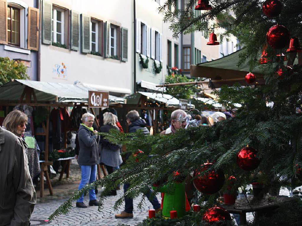 Strahlender Sonnenschein lockte zahlreiche Besucher auf den Altstaufener Weihnachtsmarkt.