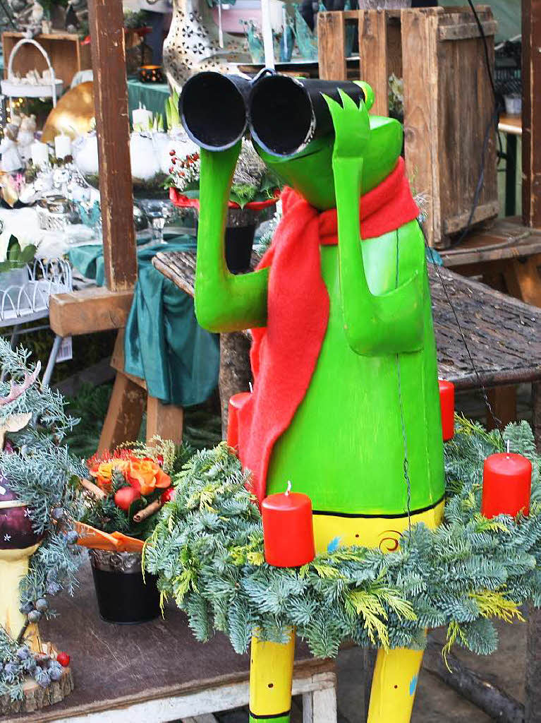 Strahlender Sonnenschein lockte zahlreiche Besucher auf den Altstaufener Weihnachtsmarkt.