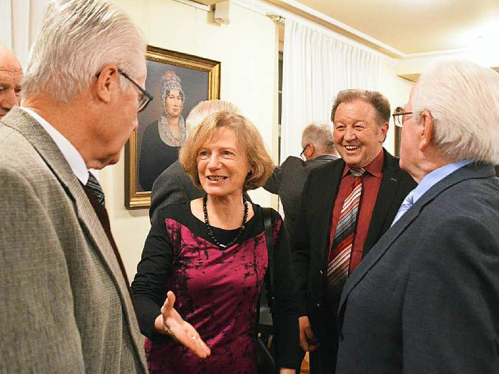 Jury-Mitglied Gaby Dolabdjian gratuliert Ewald Wehrle (rechts) und Winfried Gisi zum Brgerpreis.