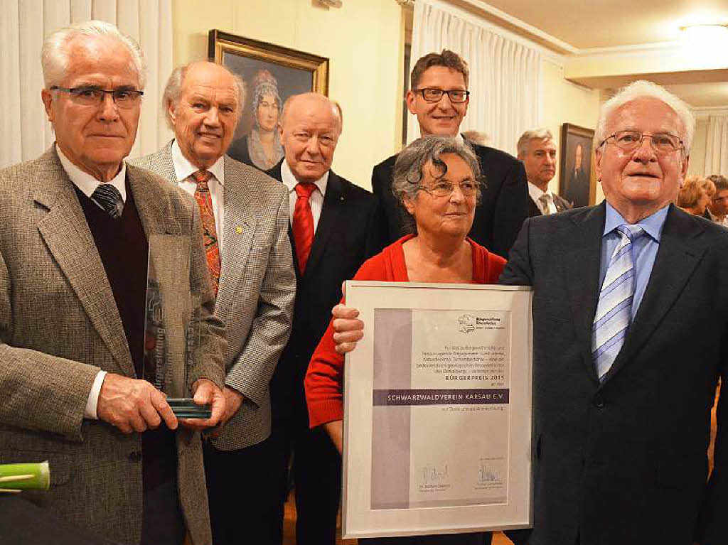 Die Preistrger im Schwarzwaldverein Karsau von links Winfried Gisi, Kurt Albiez, Gertrud Mutter, Ewald Wehrle, dahinter Norbert Dietrich (Vorsitzender der Brgerstiftung) und Stiftungsratsvorsitzender Rainer Liebenow.