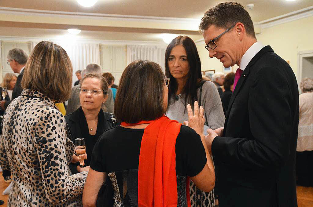 Gedankenaustausch beim Apero der Brgerstiftung