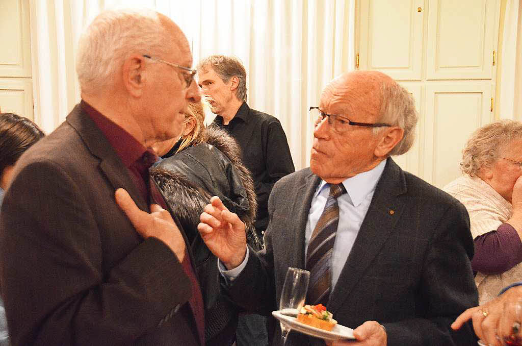 Gedankenaustausch beim Apero der Brgerstiftung