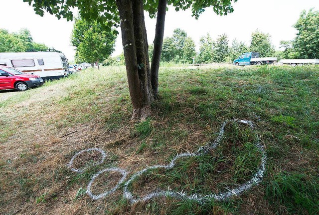 Die Umrisse des Opfers sind am 20.06.2014 bei Neuenburg  | Foto: dpa