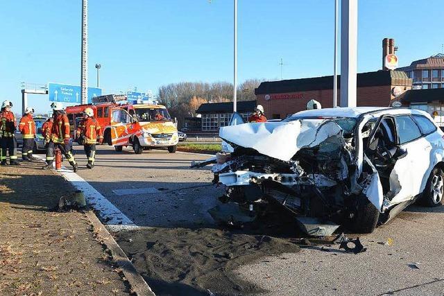 Fahrer schlief ein – Ford prallt gegen Masten – fnf Verletzte