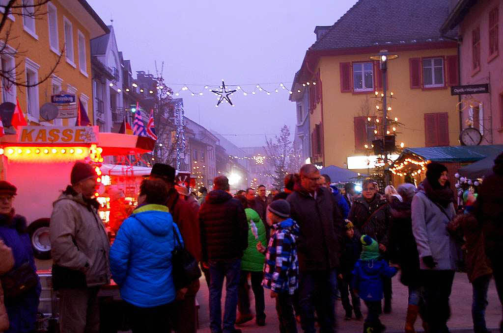 Adventlich und gesellig war die Stimmung beim Nikolausmarkt in Wehr.