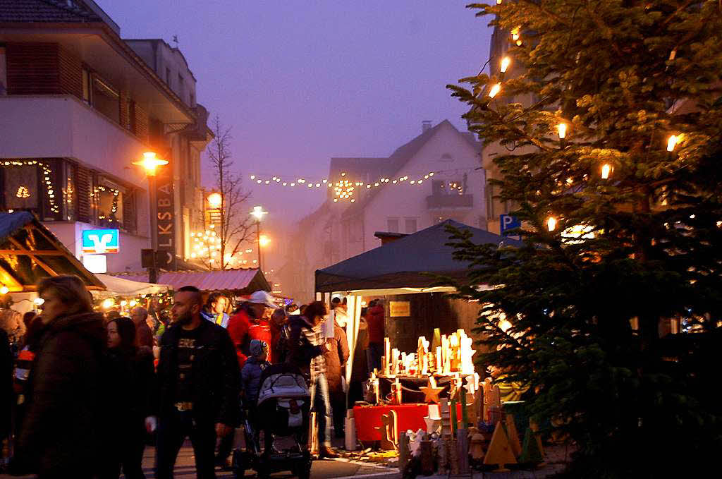 Adventlich und gesellig war die Stimmung beim Nikolausmarkt in Wehr.