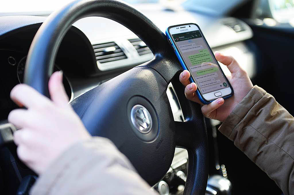 Handys am Steuer: 571 mal Bußgeld in Freiburg - Freiburg - Badische Zeitung