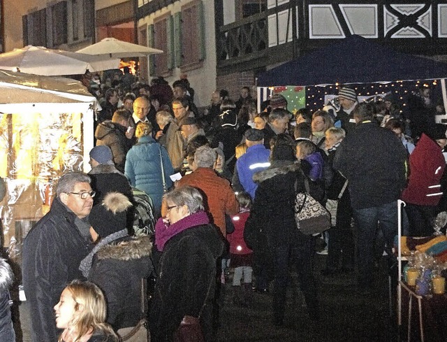 Gut besucht war der Kleine Adventsmark...abend in der Kirchstrae in Bahlingen.  | Foto: Christiane Frantz