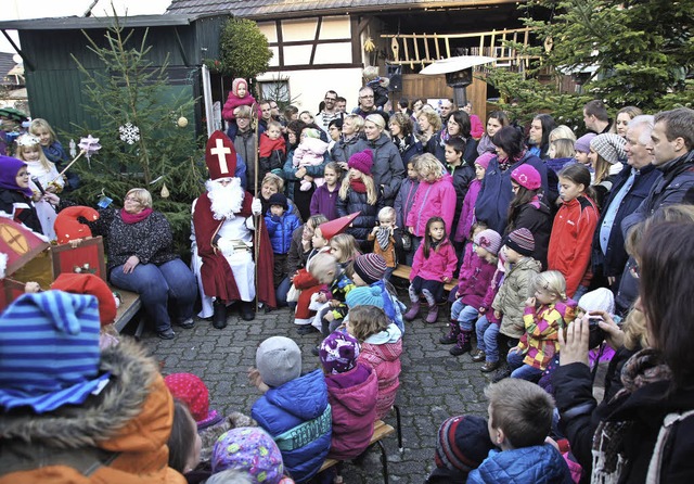 Benefiz-Weihnachtsmarkt in Weisweil: E...nd Spiel fr den Nikolaus gebt hatte.  | Foto: Ilona Hge