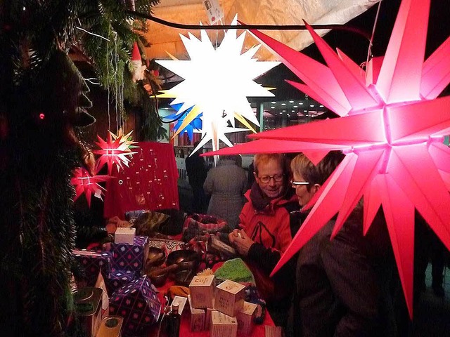 Leuchtende Weihnachtsdeko gehrte zum Marktangebot.   | Foto: Korinth