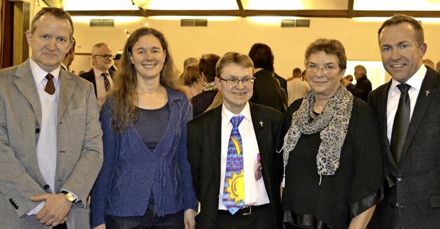 Pfarrer Frank Malzacher (Mitte) und se...ende Rita Seger und Dekan Gerd Mller   | Foto: paul berger