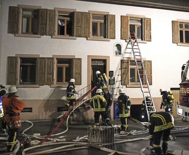 Vermutliche die leichtsinnige Entsorgu...tz fr 30 Feuerwehrleute in Bleibach.   | Foto: Daniel Fleig