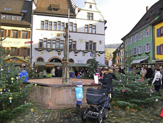 Strahlender Sonnenschein lockte zahlre... auf den Altstaufener Weihnachtsmarkt.  | Foto: Ute Wehrle