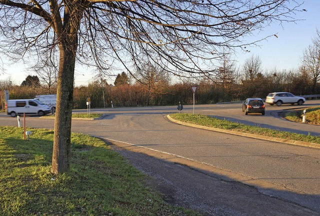 Kreisel soll entlasten: An der Einmnd...rae auf die Landstrae bei Ebringen.   | Foto: J. Steckmeister