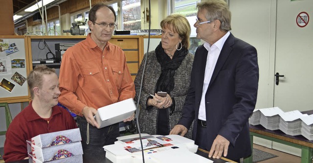 Beim Rundgang in der Produktion: Werks...gter Gerd Weimer (hinten, von links).   | Foto: Nikolaus Bayer