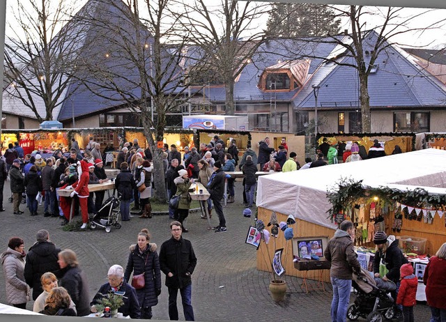 Der weihnachtliche Dorfplatz in Stegen...m Wochenende durchgngig gut besucht.   | Foto: Erich Krieger