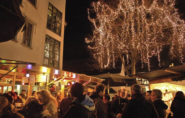 Besonders Abends entfaltet der Gundelfinger Weihnachtsmarkt glanzvolle Stimmung.  | Foto: Andrea Steinhart