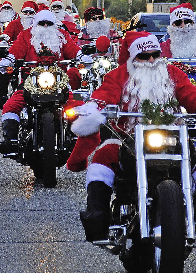 Mit ihren Harleys sorgen die Nikoluse fr Aufsehen.   | Foto: SEDLAK