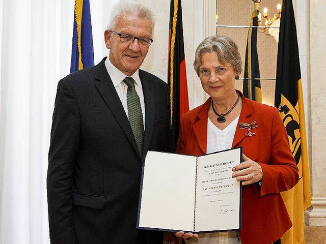 Baden-Wrttembergs Ministerprsident W...r das Bundesverdienstkreuz verliehen.   | Foto: Staatsministerium