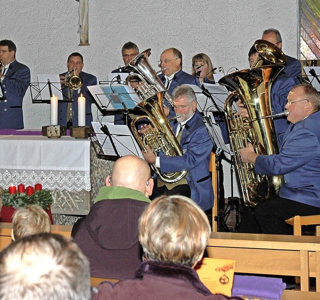 Der Musikverein Binzgen stimmte in der...it  Adventszauber auf Weihnachten ein.  | Foto: Chymo