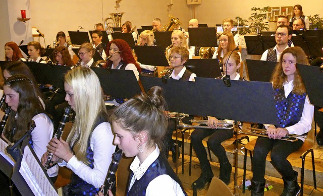 Der Musikverein NIederhof bei seinem Konzert in der Herz-Jesu-Kirche.  | Foto: Claludia Marchlewski