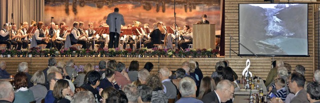 Tolles Gesamtkunstwerk: Mit fasziniere...untermalt das Orchester sein Konzert.   | Foto: PINKAWA