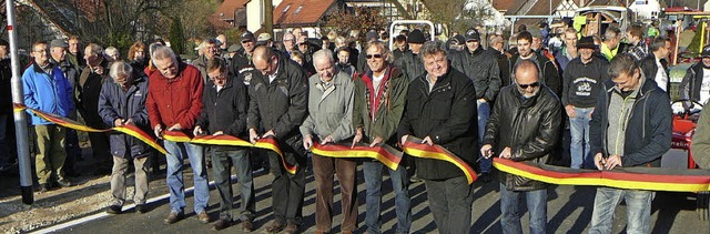 Zusammen mit den Anliegern durchschnei...t beim Regierungsprsidium  das Band.   | Foto: MCK