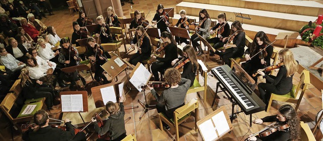 Das Streichorchester des Clara-Schumann-Gymnasiums in der Stiftskirche  | Foto: Christoph Breithaupt