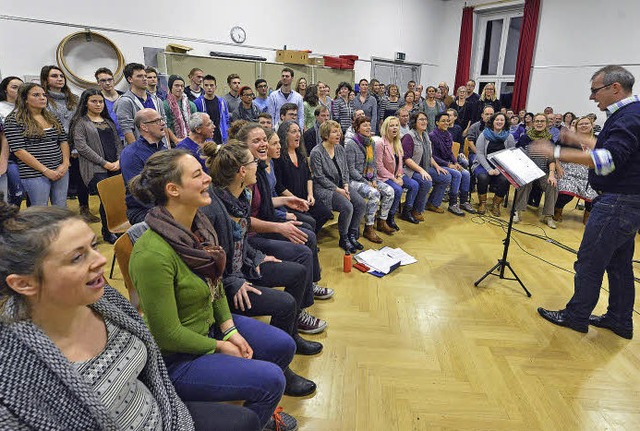 Es geht hei her, wenn Bertrand Grger...en Singsaal der Lortzing-Schule probt.  | Foto: Michael Bamberger