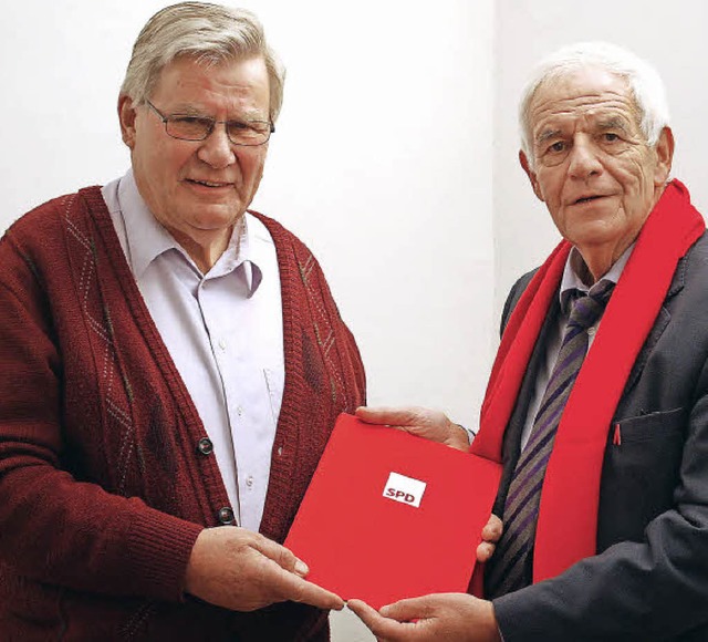 Seit 40 Jahren Genosse: Erwin Hug (lin...minister Rainer Stickelberger geehrt.   | Foto: Thomas Loisl Mink