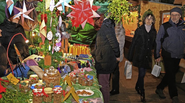 Die vorweihnachtliche Stimmung genosse...r beim Weihnachtsmarkt in Mnchweier.   | Foto: sandra decoux-kone