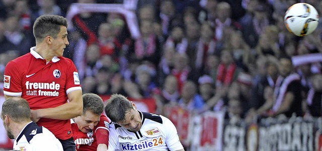 Auf Hhenflug: Marc-Oliver Kempf trifft per Kopf zum 2:0 fr den SC Freiburg.  | Foto: achim keller, dpa