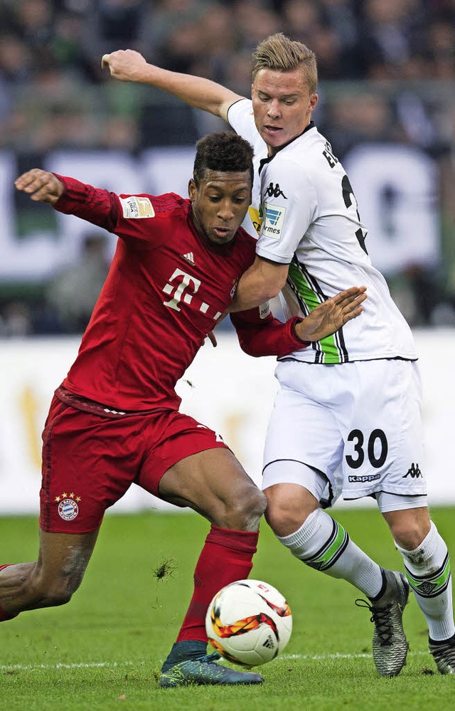 Ausgebremst: Gladbachs Spieler Nico El... Mnchner Angreifer  Kingsley Coman.    | Foto: dpa