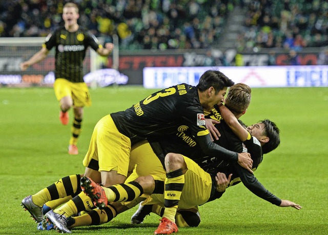 Shinji Kagawa (ganz unten) nimmt nach ... Ovationen seiner Mitspieler entgegen.  | Foto: dpa