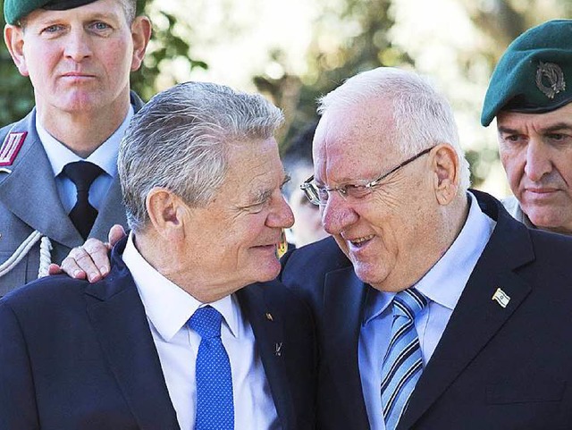 Reuven Rivlin (rechts) heit  Joachim Gauck willkommen.  | Foto: dpa