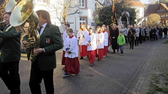 Feierlich zog am Patrozinium die Gemei...Kirche St. Barbara in Nordweil hinauf.  | Foto: Reiner Merz