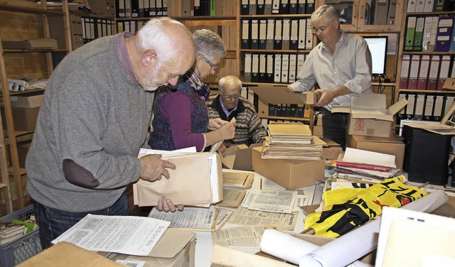 Das Archiv der Badisch-Elsssischen B...na Haag und Erhard Schulz (von links).  | Foto: Ilona Hge