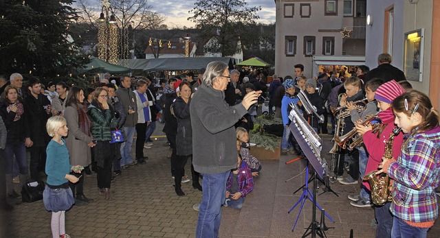 Der Nachwuchs der Musikkapelle spielt weihnachtliche Weisen.   | Foto: adelbert mutz