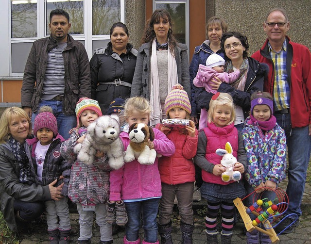 Spielsachen haben die Kinder des Hanna...t und Elke Hans (kniend vorne links).   | Foto: Privat