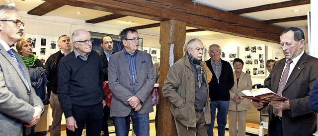 Josef Eisenbeis (rechts) liest bei der...nes neuen Buches einige Passagen vor.   | Foto: Heidi Fssel