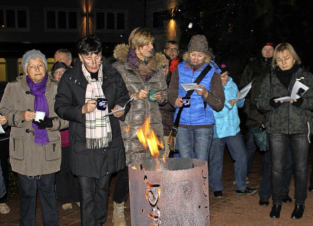 Zwischen knisternden Feuersulen und e...sfeier, zu der NadeL eingeladen hatte.  | Foto: Martha Weishaar