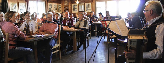 Im Naturfreundehaus in Breitnau kamen ...teirischen Volksmusik auf ihre Kosten.  | Foto: Erich Krieger