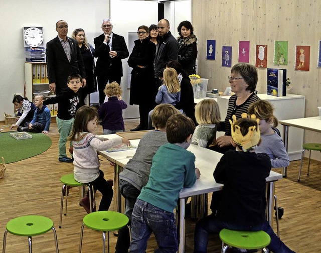 Hallo, kommt nur rein! Rundgang der G...rch die Rume des neuen Kindergartens.  | Foto: Nikolaus Bayer