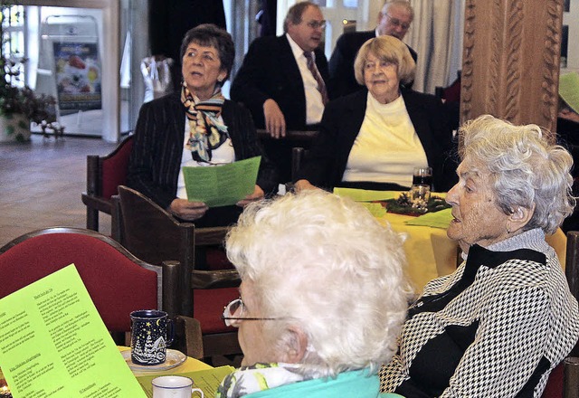 Gerne nutzten die Gste die Mglichkei...ents- und Weihnachtslieder zu singen.   | Foto: Cornelia Liebwein