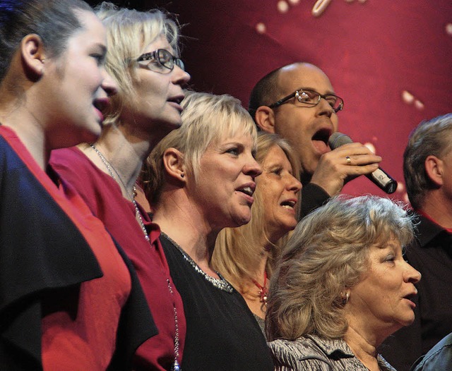 Die New Gospel Singers aus Murg erffn...pige Gospelkonzert im Gloria-Theater.   | Foto: Jrn Kerckhoff